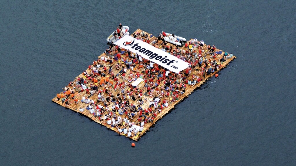 Mega-Floßbau für Teams